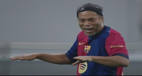  هدف من الزمن الجميل.. رونالدينيو ينثر سحره في كلاسيكو الأساطير (فيديو)